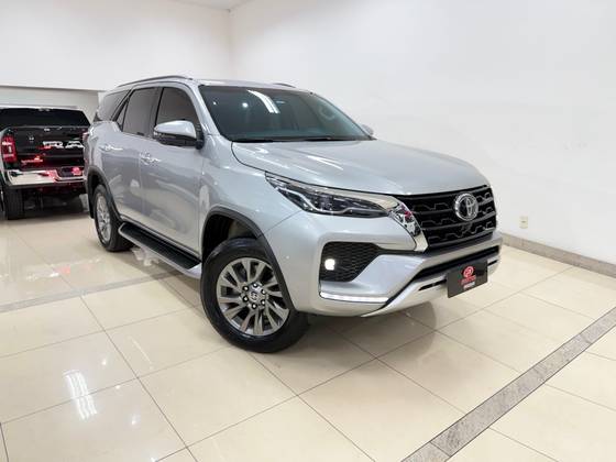 TOYOTA HILUX SW4 2.8 D-4D TURBO DIESEL SRX 7L 4X4 AUTOMÁTICO TOYOTA HILUX SW4 2.8 D-4D TURBO DIESEL SRX 7L 4X4 AUTOMÁTICO